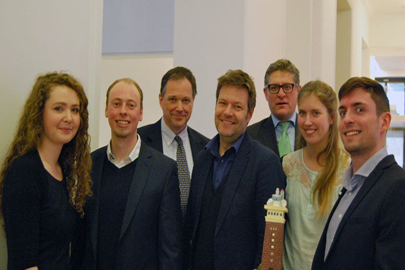 Eine Gruppe Studierender ringt um Robert Habeck.