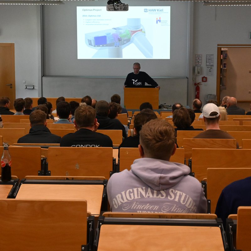 Gäste des Offshore.Clubabends im Juni 2026 an der HAW Kiel sitzen in einem Hörsaal und hören einen Vortrag