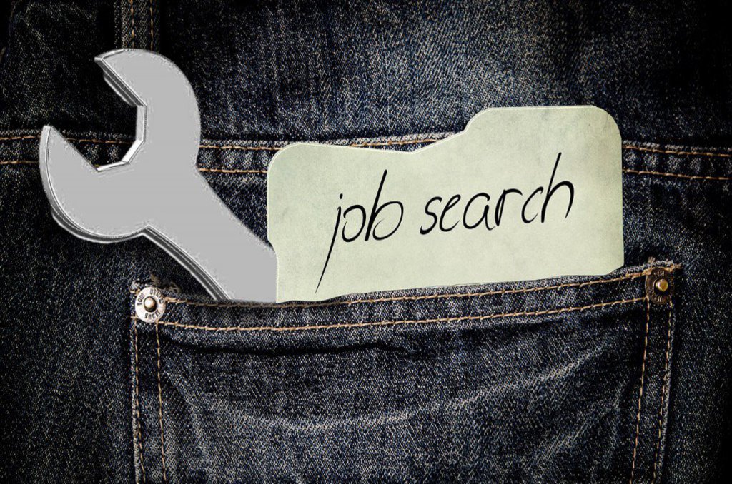 Die Grafik zeigt die Hintertasche einer Jeans, in der ein Schraubenschlüssel und ein Zettel mit der Aufschrift: "Job search" steckt.