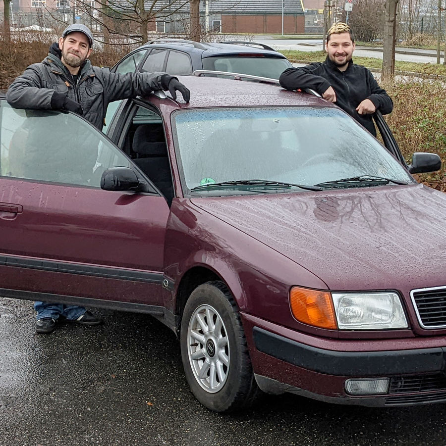 Stefan Söhl (li.) und Jonas Görmann (re.) nehmen mit dem 29 Jahre alten Audi 100, der den Namen "Schwentina" erhalten hat, an der Charity Rallye Baltic Sea Circle teil.