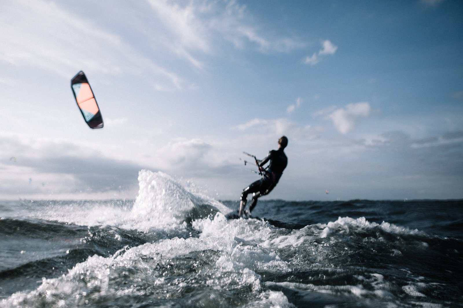 Ein Kite-Surfer gleitet entspannt über das Meer.
