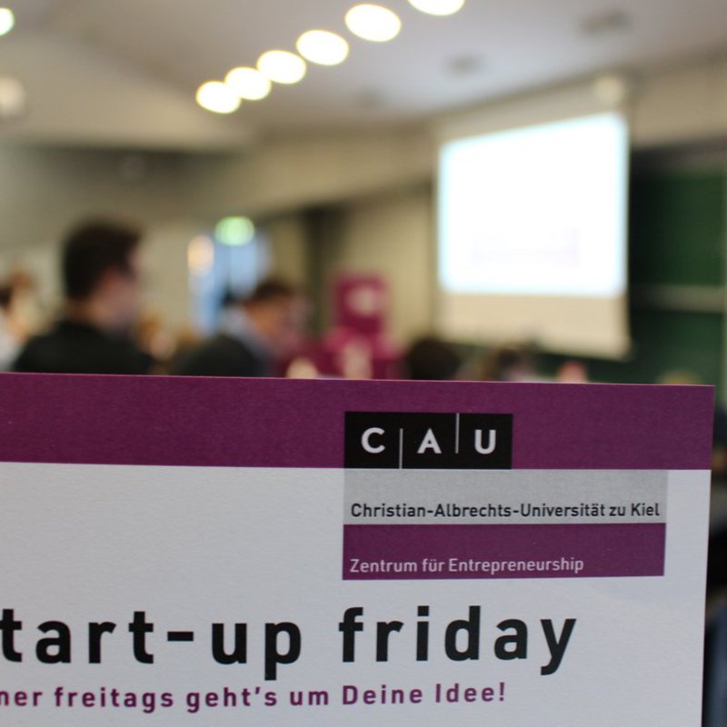 Ein in einer Glasscheibe hängender Flyer mit der Aufschrift "start-up friday".