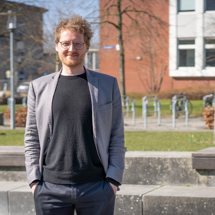 Tammo Peters steht auf dem Sokratesplatz der FH Kiel  