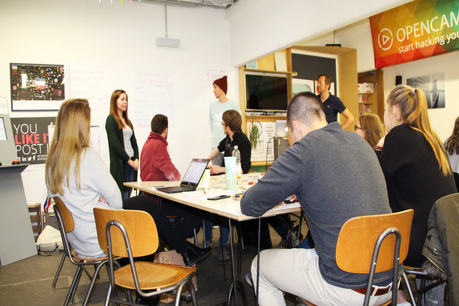 Studierende hören gespannt dem Vortrag ihrer Kommiliton:innen zu.