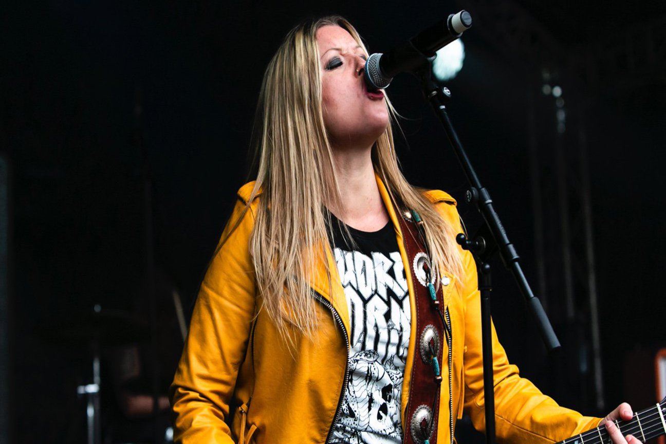 Energiegeladen wie die FH: Filippa Nässil, Gitarristin und Gründerin von Thundermother. Foto: Molter