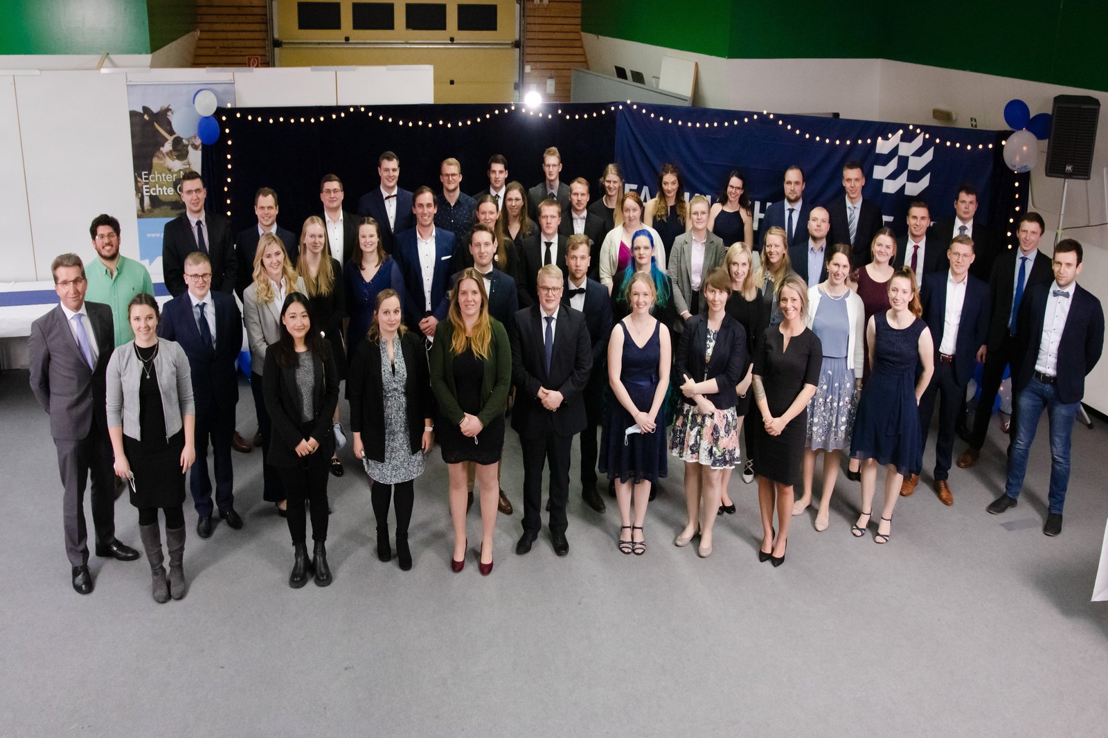 eine Gruppe von Absolvent*innen am Fachbereich Agrarwirtschaft