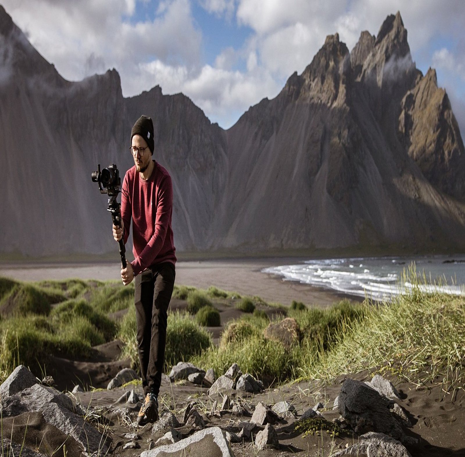 Carlos Viering vor menschenleerer Kulisse: mittlerweile eine Seltenheit auf Island. (Foto: VierEcken)