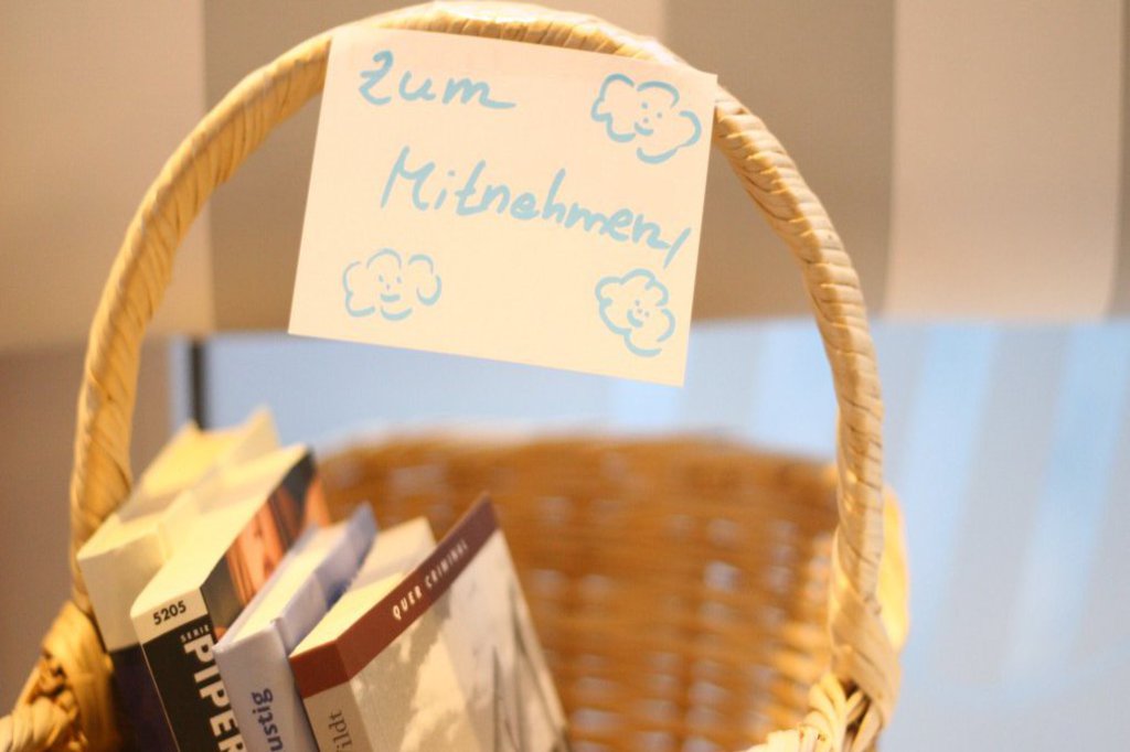 In einem geflochtenen Korb befinden sch Bücher, die mitgenommen werden können.