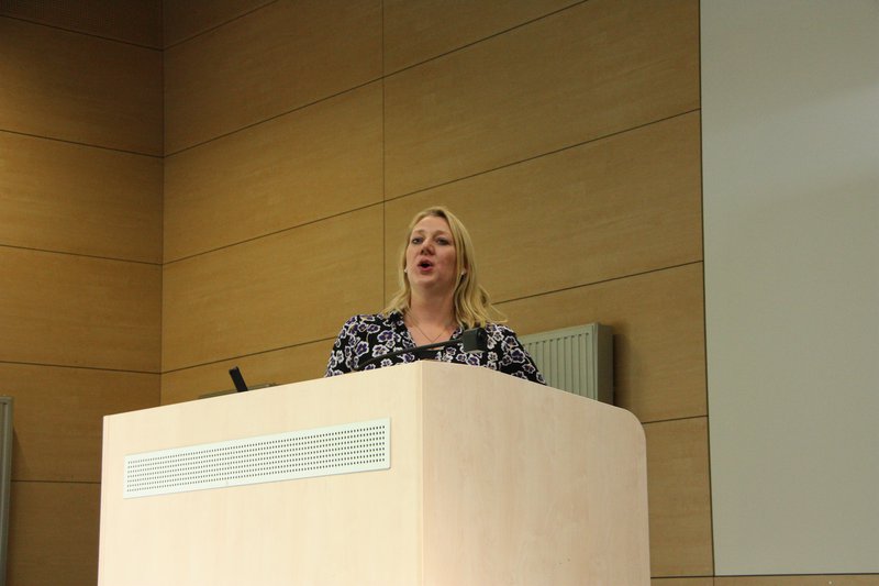 Ulrike Aumüller bei der Moderation