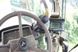 Das Cockpit eines "John Deere" Traktors.