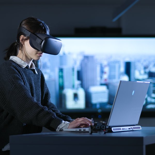 Foto: Diekötter eine Frau mit AR-Brille am Laptop