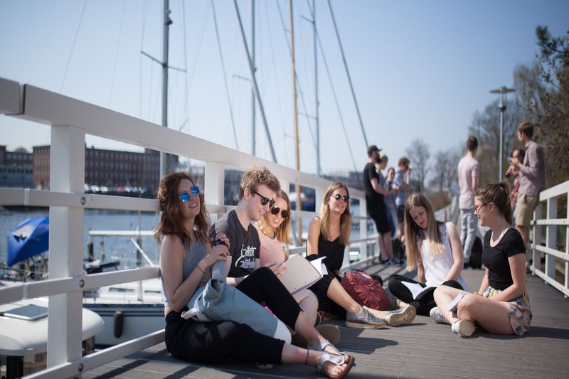 Studierende am Steg
