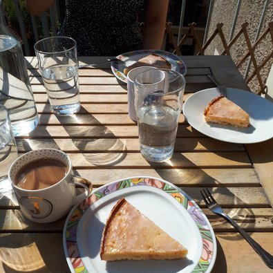 hausgemachter Kuchen im Gartencafé