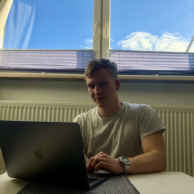 Mann am Laptop