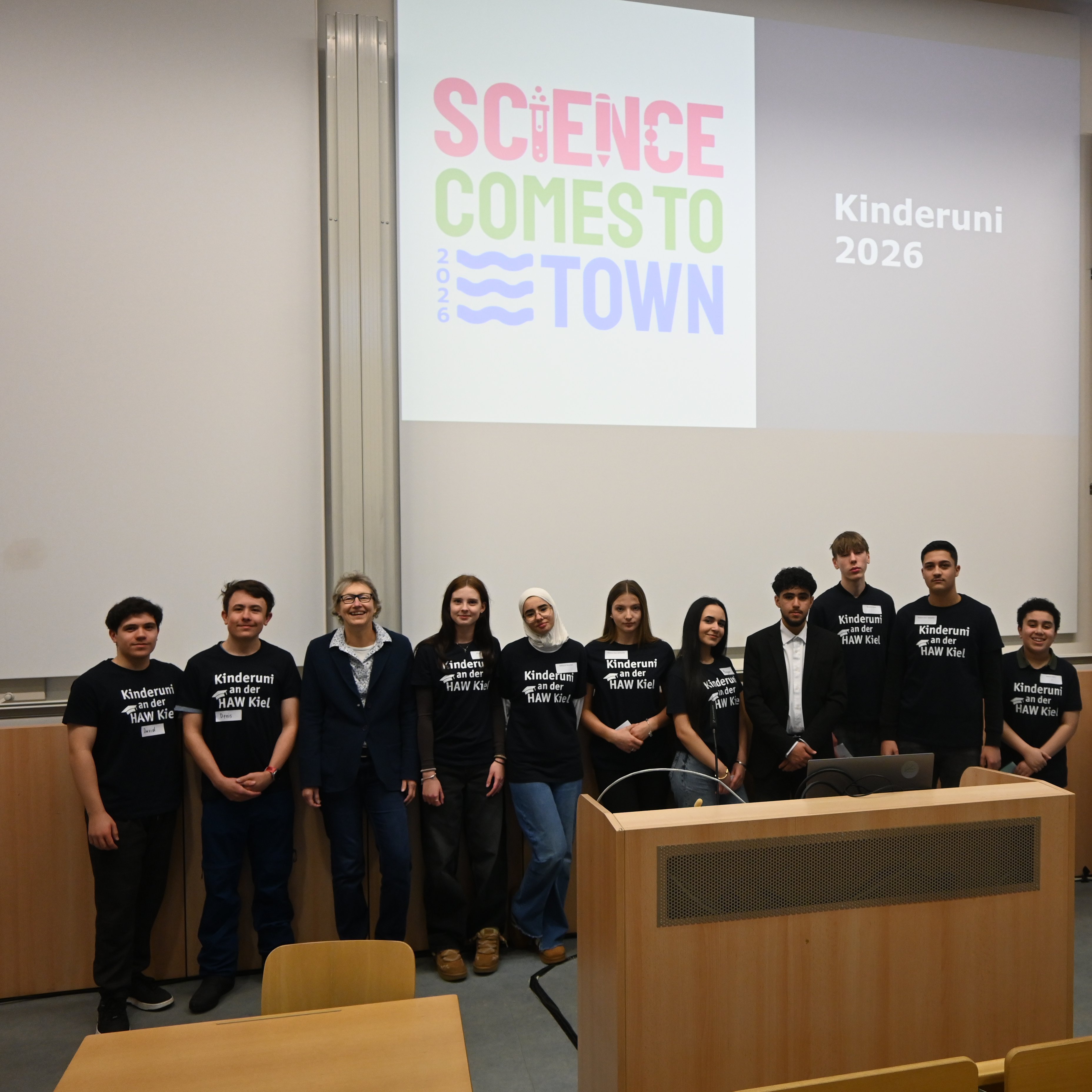 Schülerinnen und Schüler der Toni-Jensen-Gemeinschaftsschule begrüßen die Kinder zur Kinderuni an der HAW Kiel