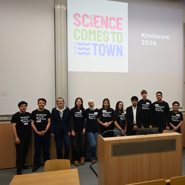 Schülerinnen und Schüler der Toni-Jensen-Gemeinschaftsschule begrüßen die Kinder zur Kinderuni an der HAW Kiel