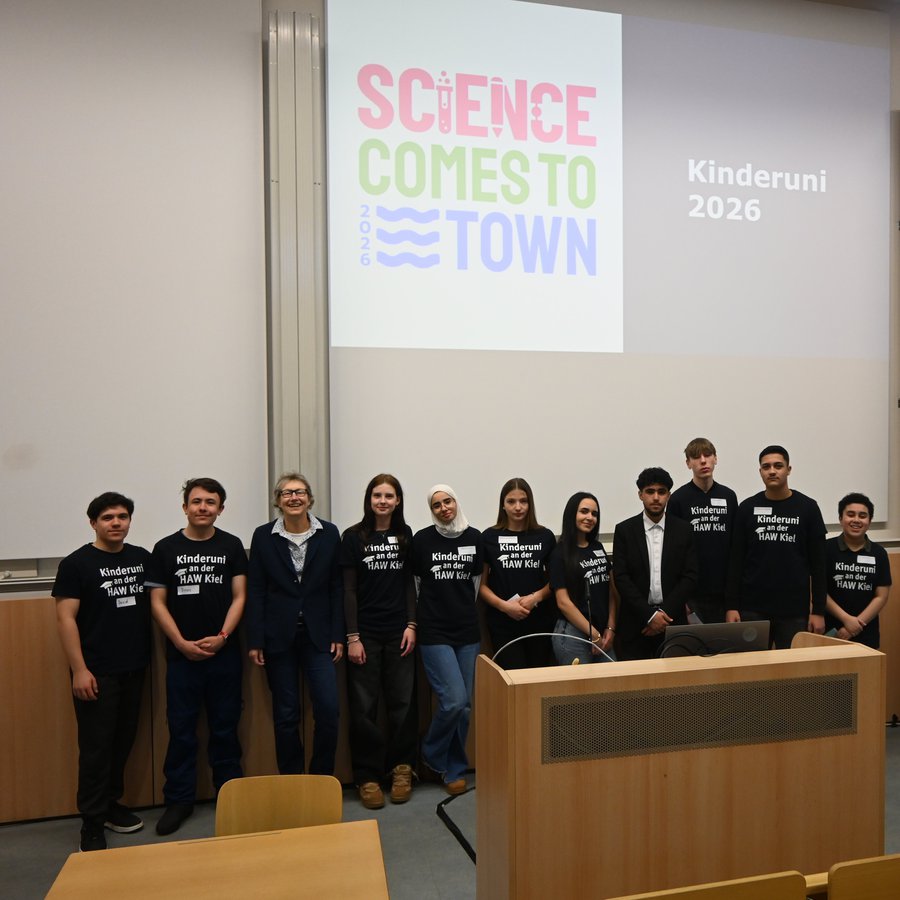 Schülerinnen und Schüler der Toni-Jensen-Gemeinschaftsschule begrüßen die Kinder zur Kinderuni an der HAW Kiel