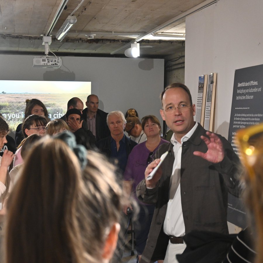 Ein Mann in der Menge