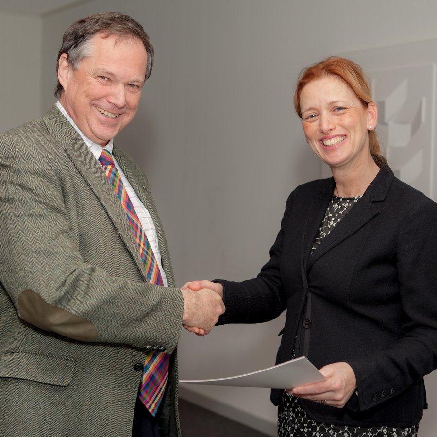Wissenschaftsministerin Karin Prien überreicht Prof. Dr. Beer die Zustimmung des Ministeriums zur Gründung des Promotionskollegs Wissenschaftsministerin Karin Prien schüttelt die Hand vom Prof. Dr. Beer