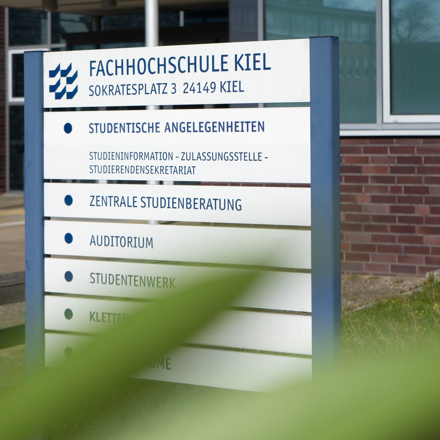 FH Kiel: Schild vor Gebäude C18