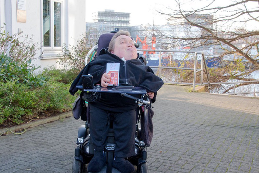 Ein Mann präsentiert eine der Postkarten.