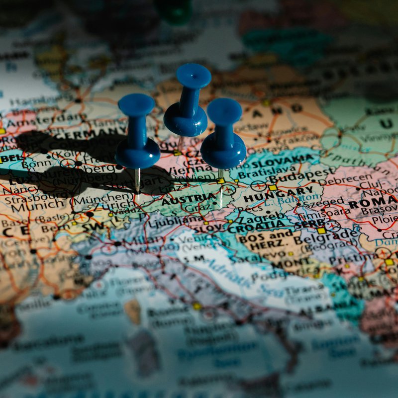 Europakarte mit Stecknadel