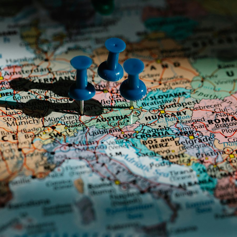 Europakarte mit Stecknadel