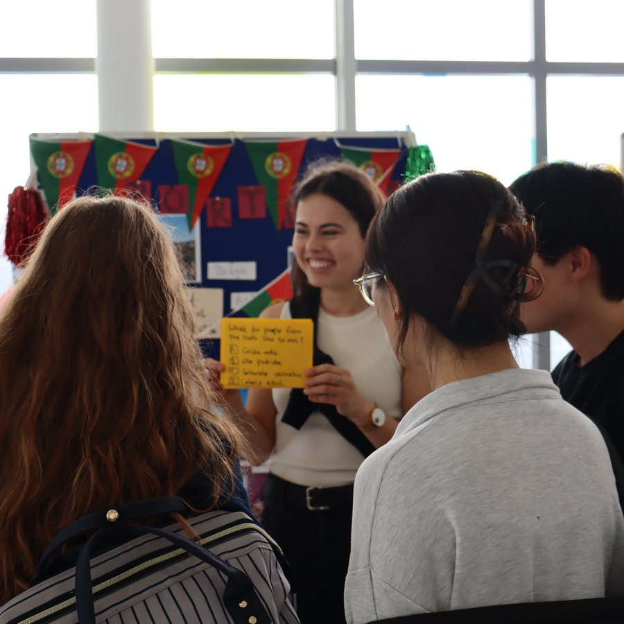 Eine Studentin hält einen Vortrag