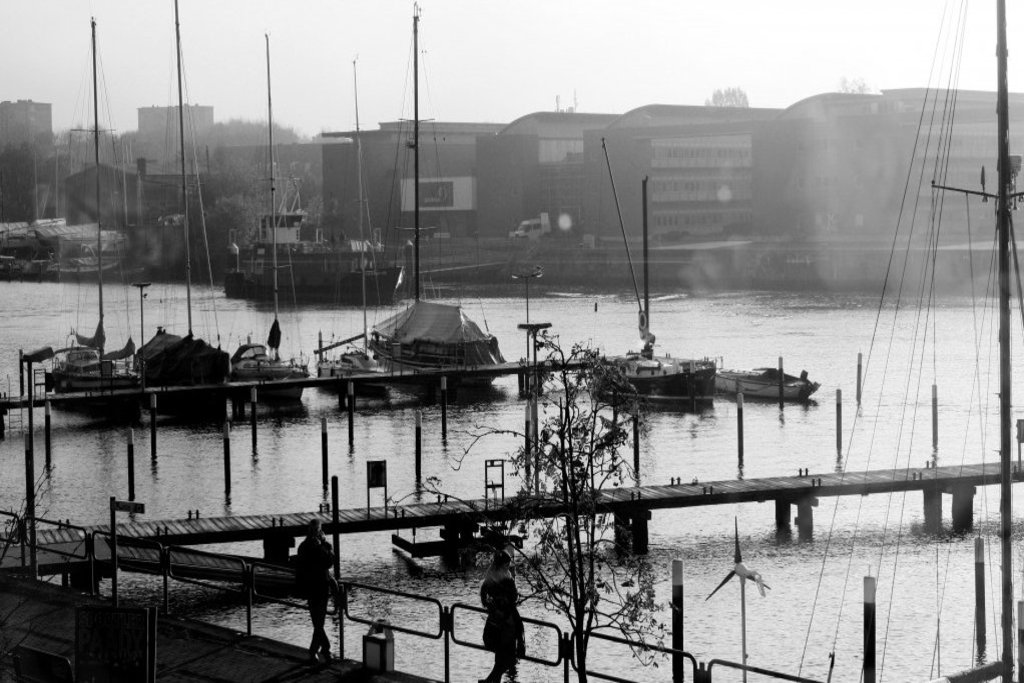 Ein altes Schwarz-Weiß-Bild der Schwentinemündung, nahe der FH Kiel.
