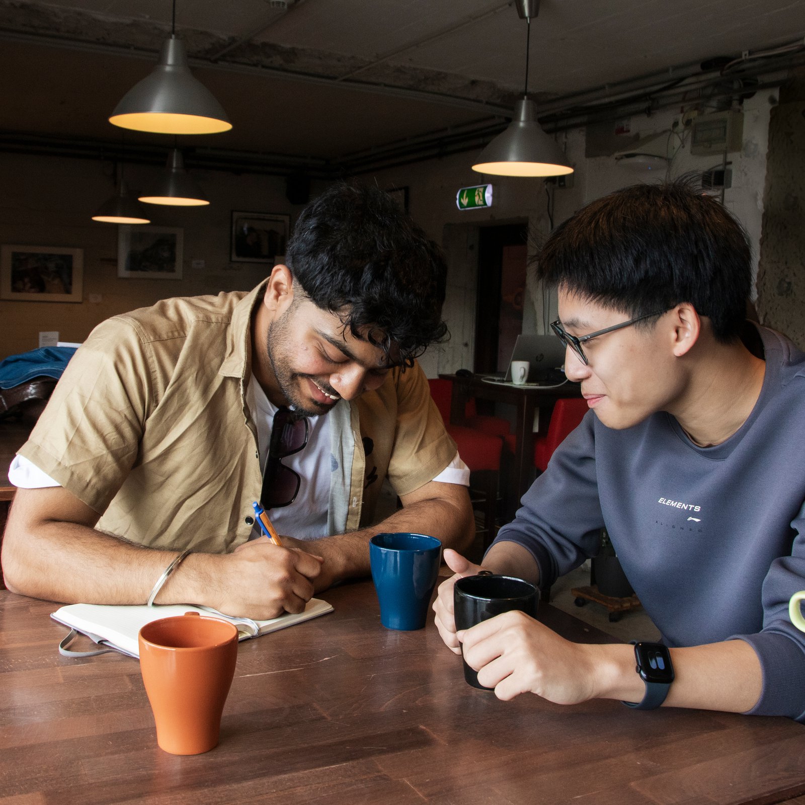 Studierende im Café