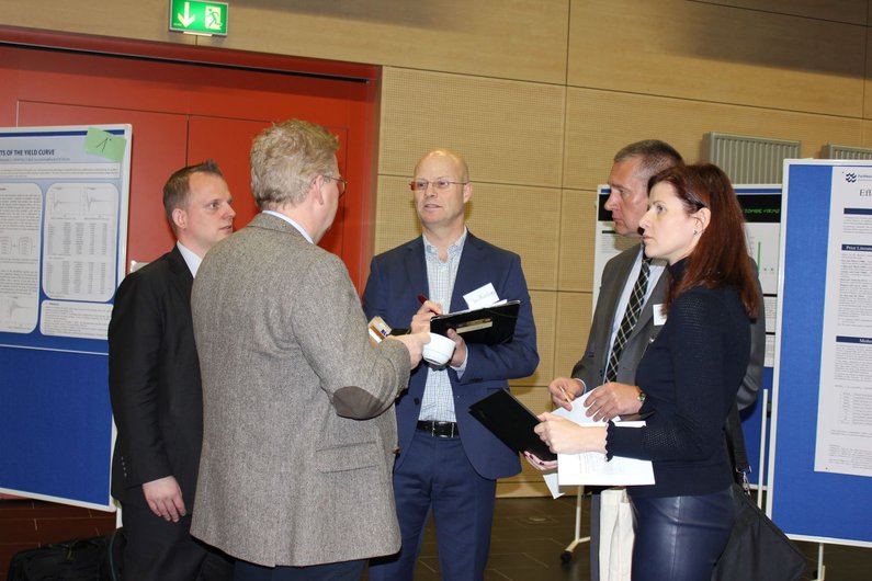 Nach über drei Stunden Präsentation und Fragen an die Studierenden zog sich die Jury zur Beratung zurück.