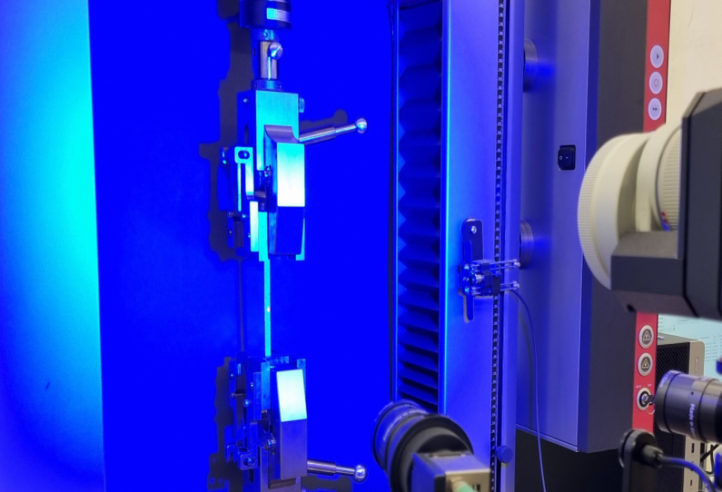 dekoratives Element, Zugversuch mit optischer Dehnungsmessung