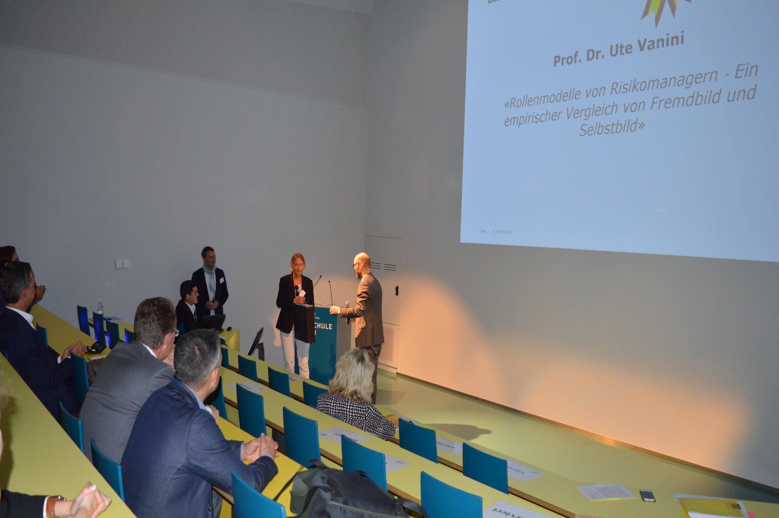 Ute Vanini bekommt den Best-Paper-Award überreicht.