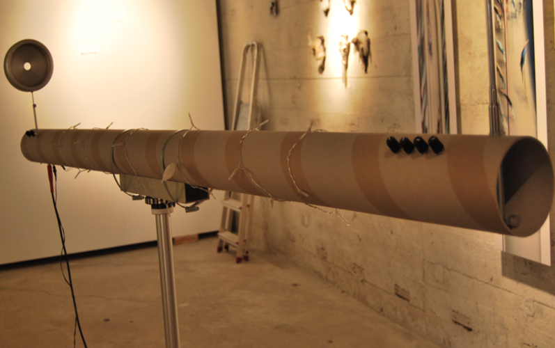 Auf einer langen Papprolle wurden eine Lichterkette und mehrere Regler installiert.