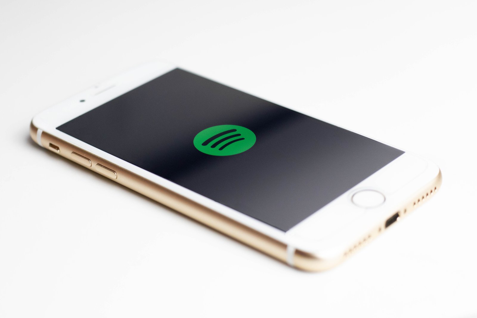 Ein iPhone auf dem das Spotify Logo zu sehen ist.