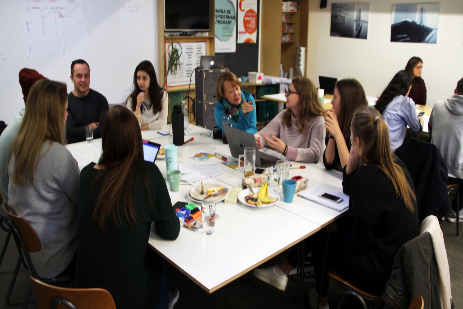 Eine Gruppe Studierender berät sich in entspannter Atmosphäre.