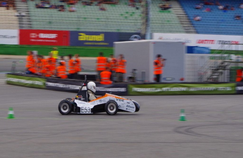 Ein Rennwagen mitten im Geschehen.