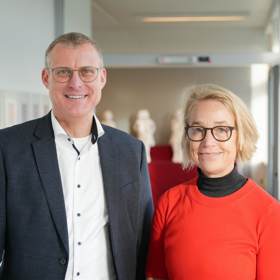 Auf dem Bild sind Prof. Dr. Björn Christensen und Prof. Dr. Christiane Hipp zu sehen. Sie stehen nebeneinander und lächeln in die Kamera.