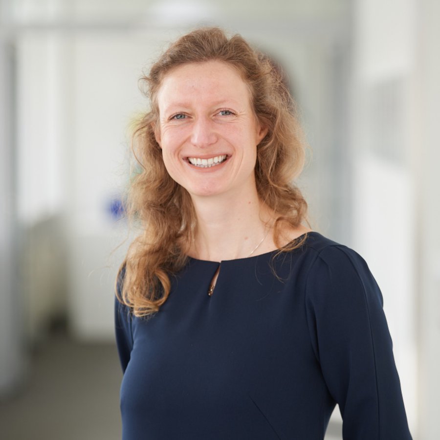 Julia Stehmann Prof. Dr. Julia Stehmann auf dem Senatsflur der FH Kiel