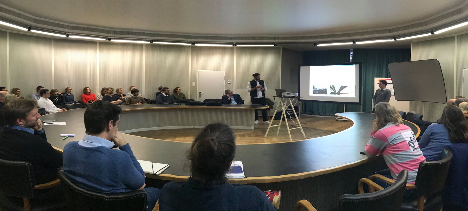 Menschen im Saal am Tisch