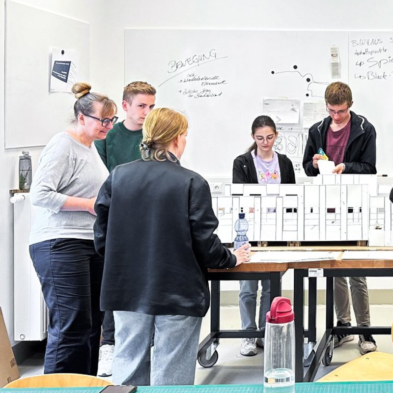 Menschen um einen Tisch