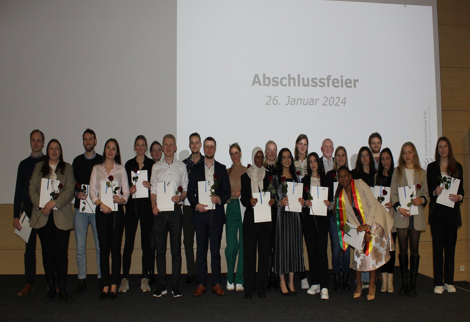 Gruppenfoto mit den Absolvent*innen