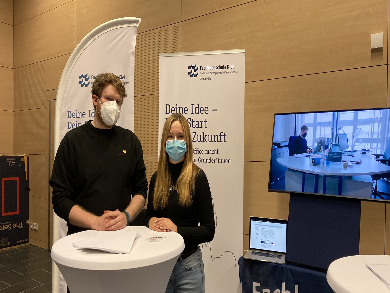 en Mann und eine Frau an einem Stehtisch