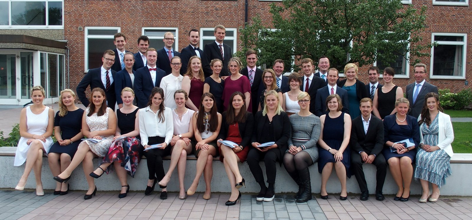 Die Bachelor- und Master-Absolventinnen und -Absolventen des Fachbereichs Agrarwirtschaft mit Dekan Prof. Dr. Martin Braatz. Foto: Ludwig
