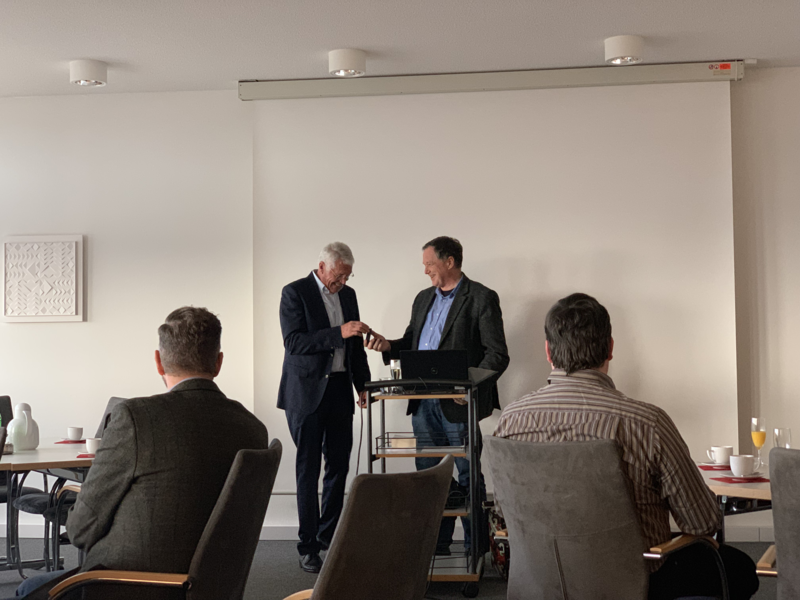 Übergabe der Ehrennadel