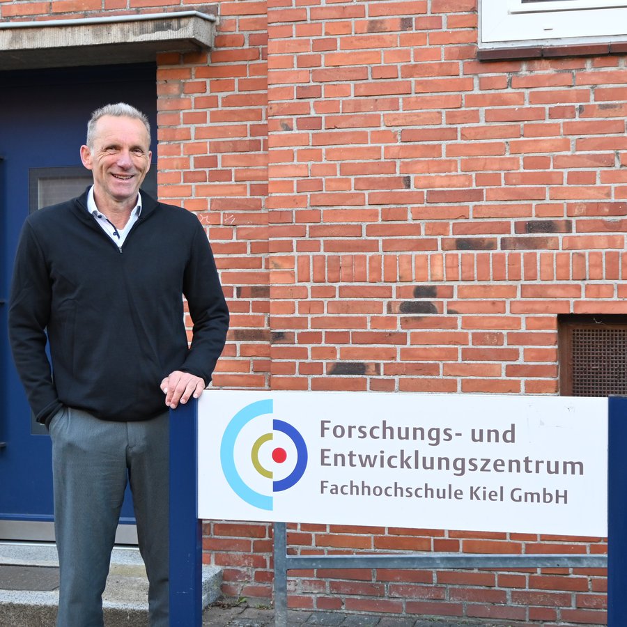 Ein Mann vor einem Schild