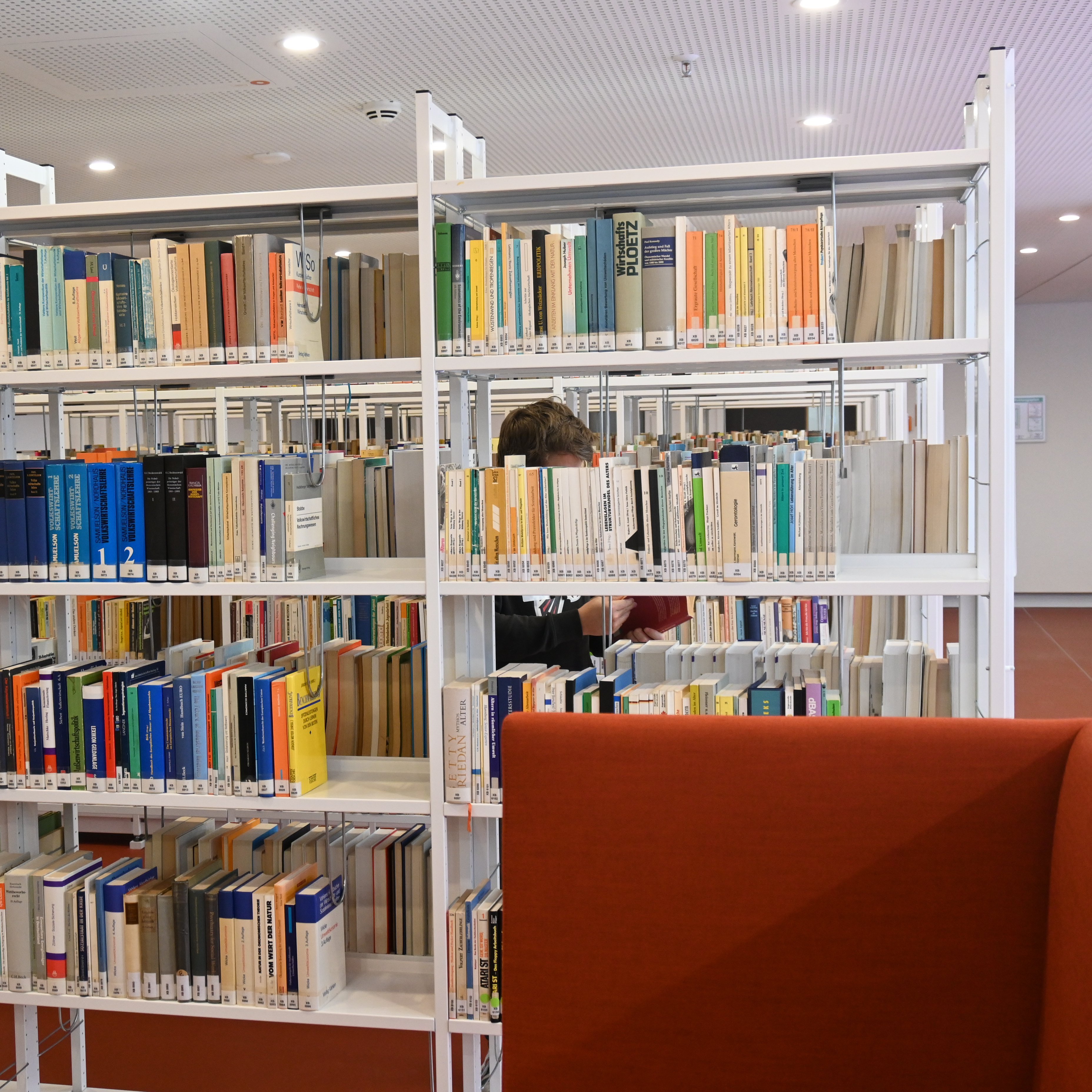 Blick auf ein Bücherregal in der neuen Bibliothek der HAW Kiel