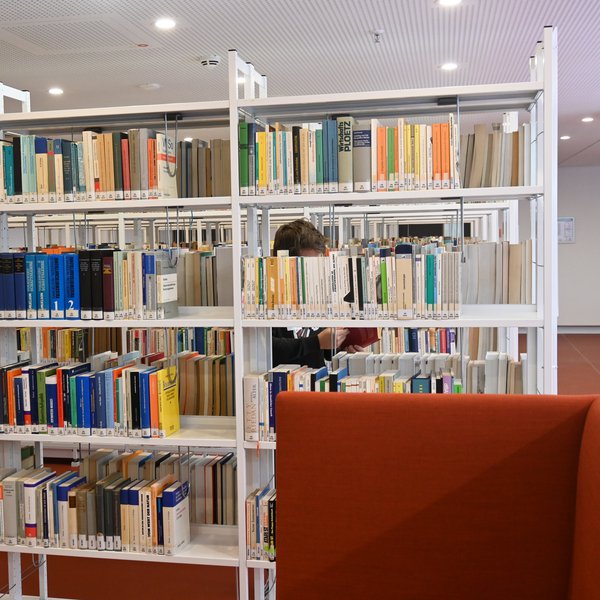 Blick auf ein Bücherregal in der neuen Bibliothek der HAW Kiel