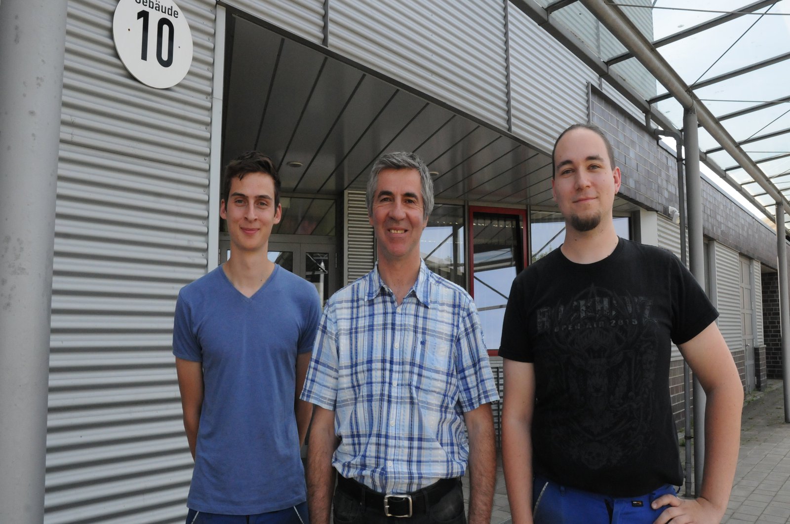 Glückwunsch: Werkstattleiter Detlef Möller (Mitte) gratuliert den beiden Gesellen Henri Witte (l.) und Felix Rößger zur bestandenen Prüfung. Foto: Meise 