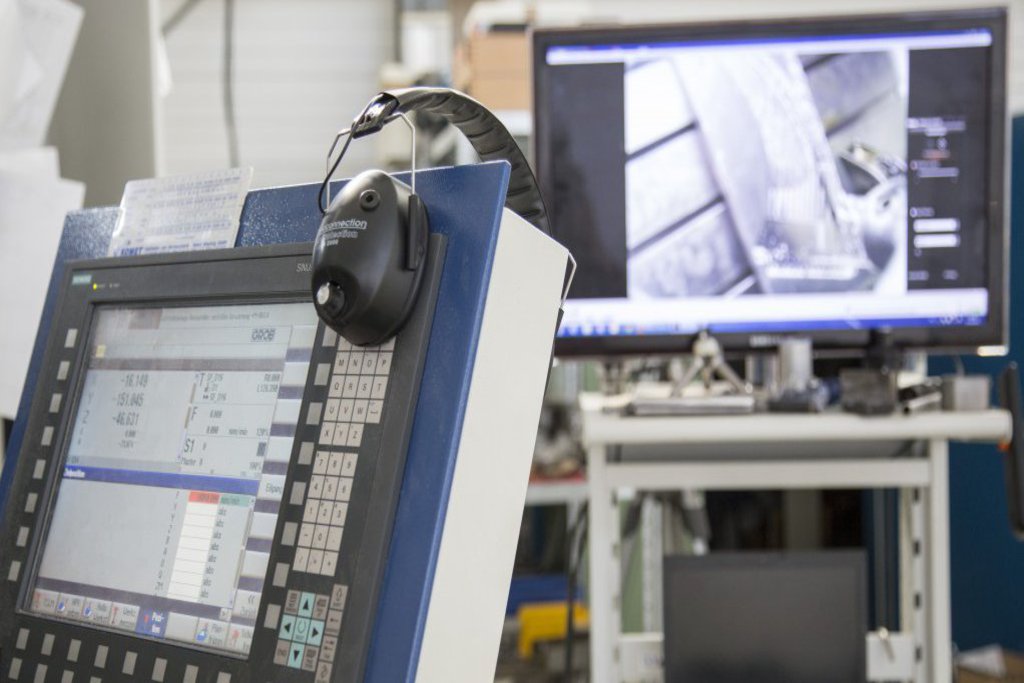 Zwei Monitore in einem Maschinenraum überwachen jeden Vorgang.